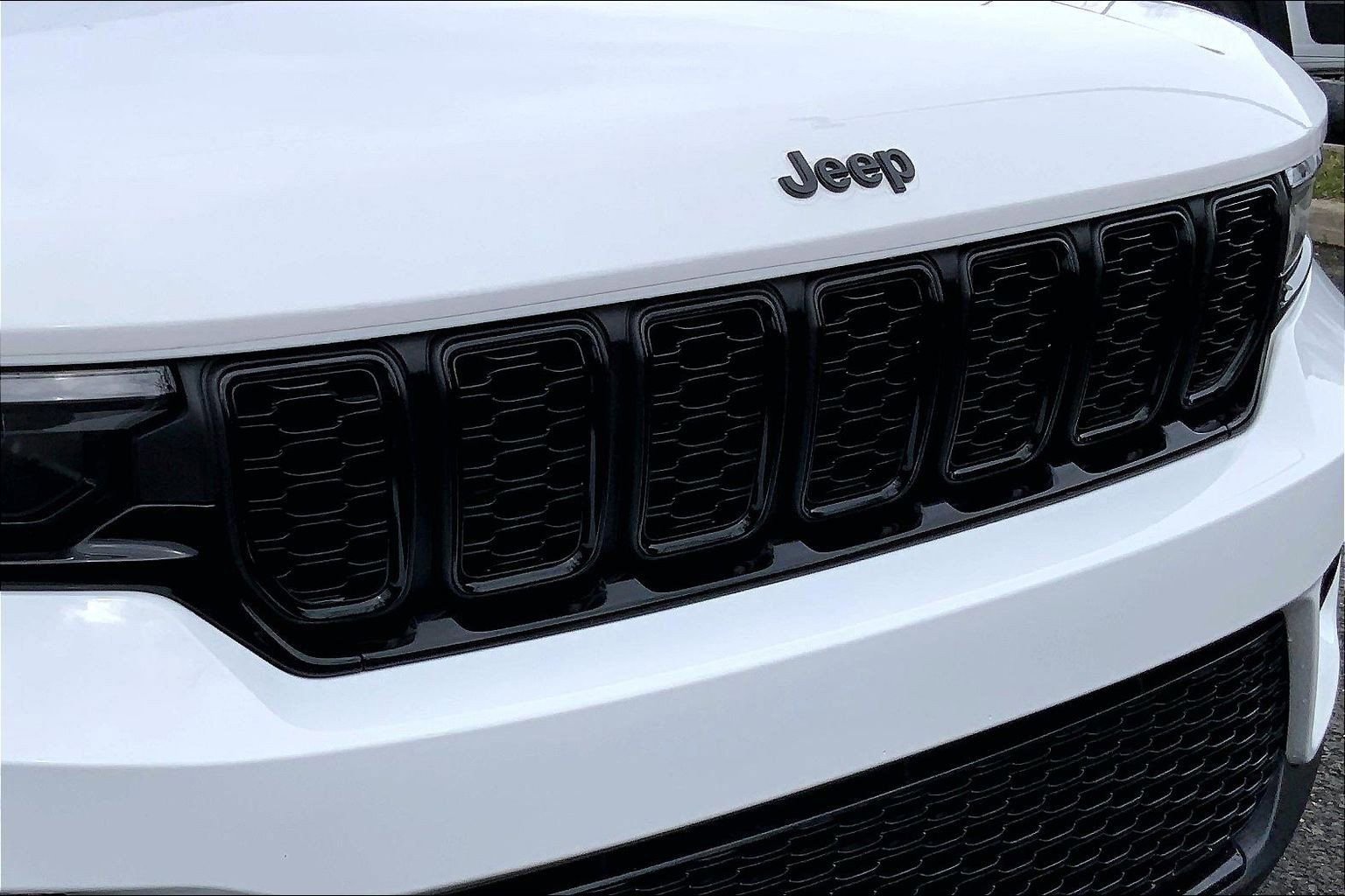 Used 2025 Jeep Grand Cherokee Limited w/ Black Appearance Package image 29