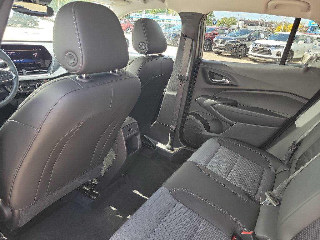 Used 2024 Chevrolet Trax LT w/ LT Convenience Package FWD image 28