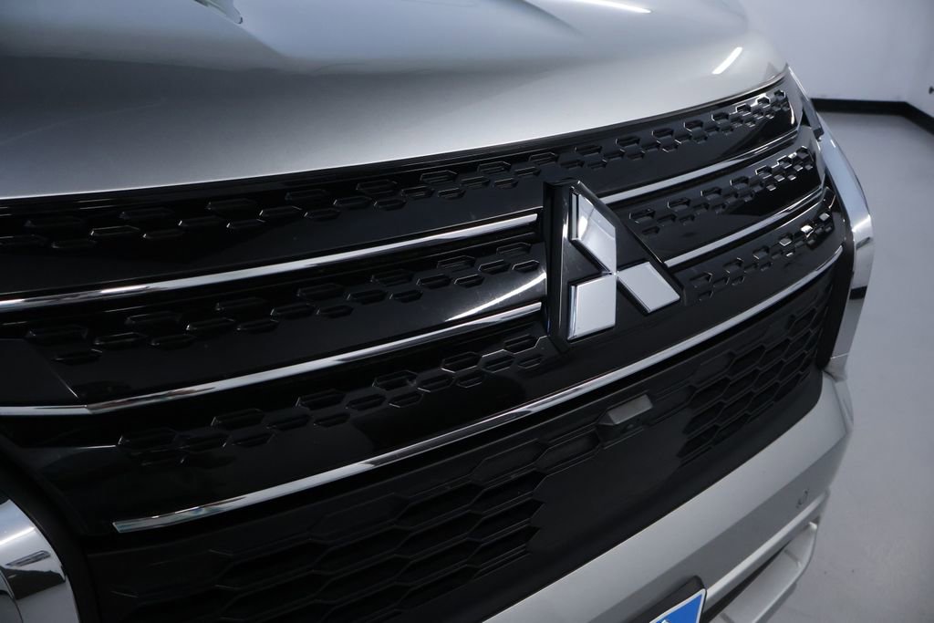 Used 2024 Mitsubishi Outlander SE Black Edition image 9