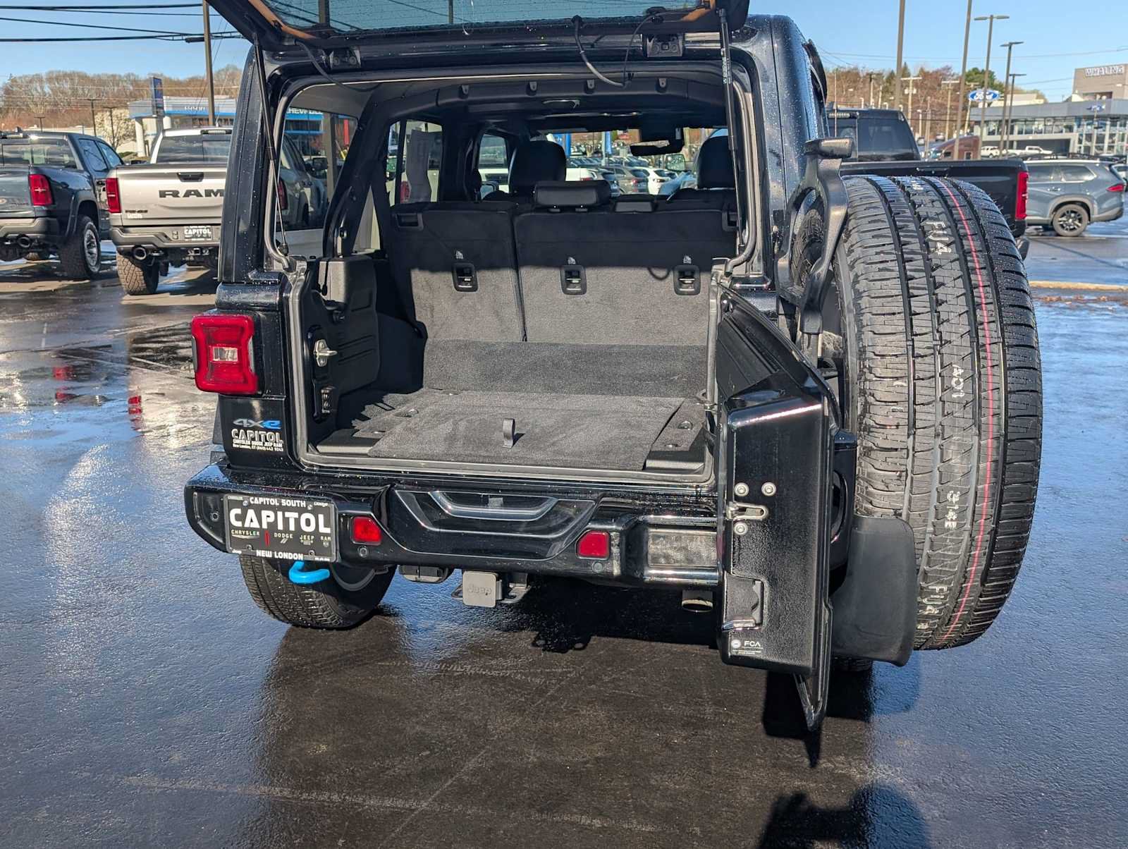 Used 2023 Jeep Wrangler Unlimited Sahara AWD/4WD image 25