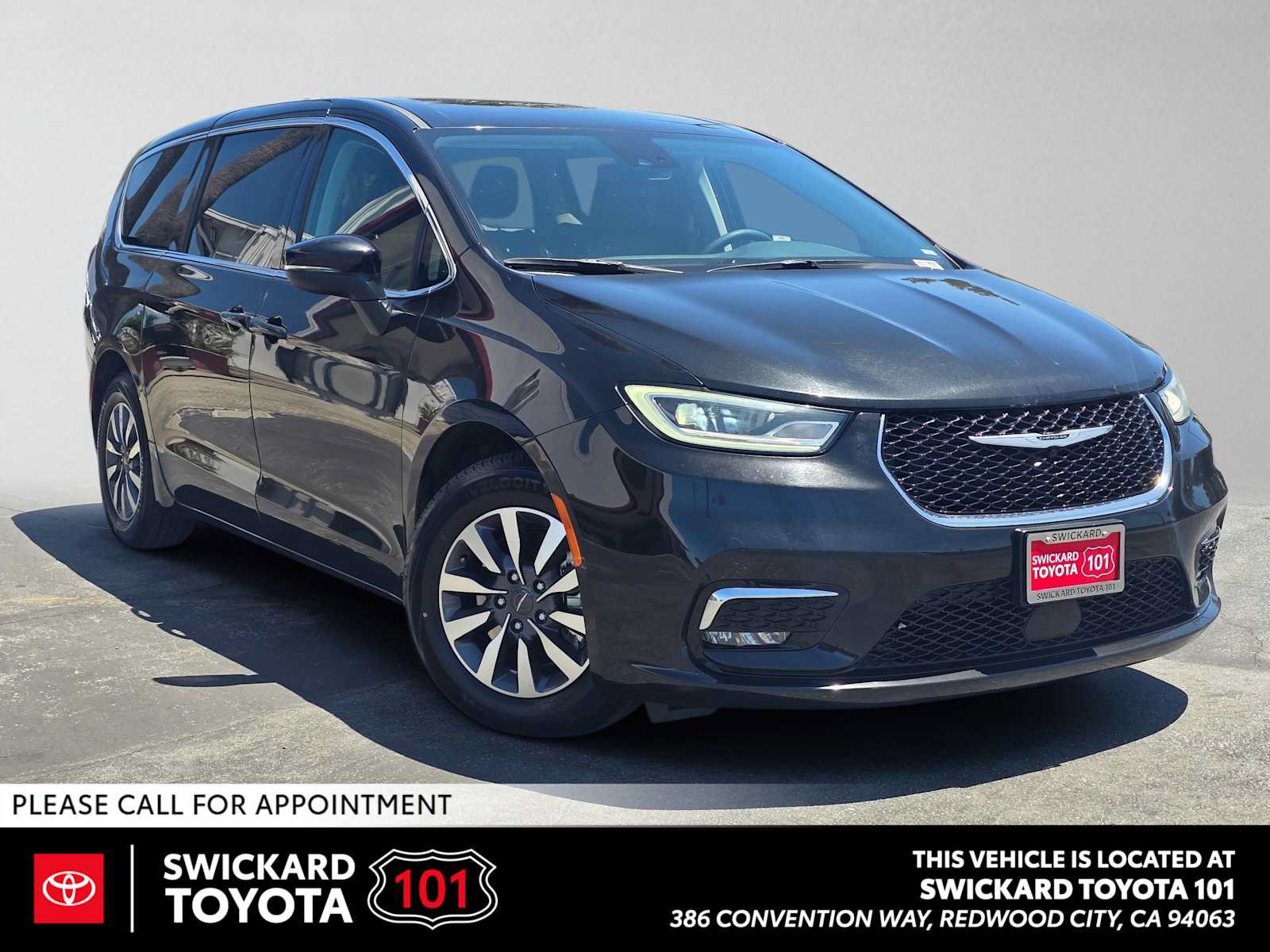 Used 2023 Chrysler Pacifica Touring-L FWD image 1
