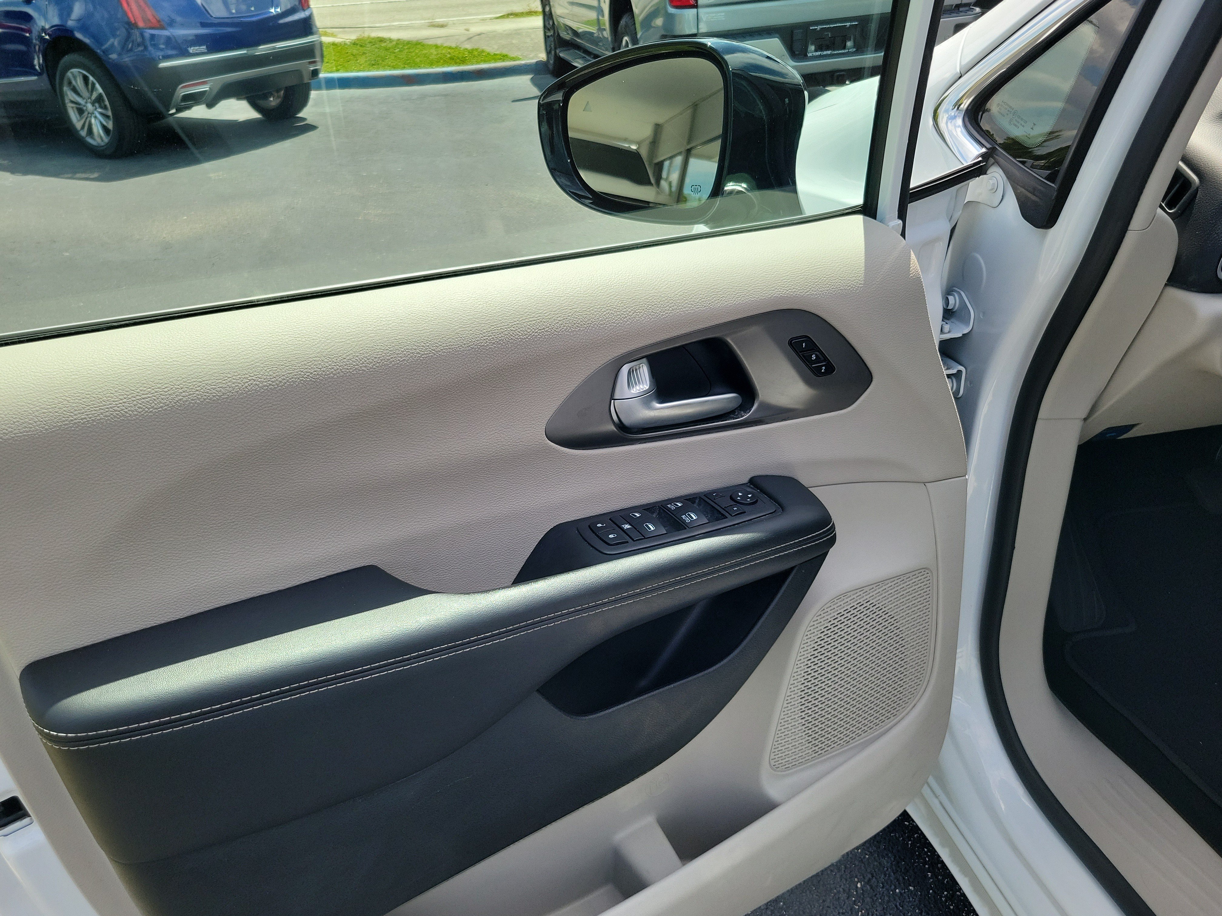 Used 2024 Chrysler Pacifica Touring-L FWD image 13