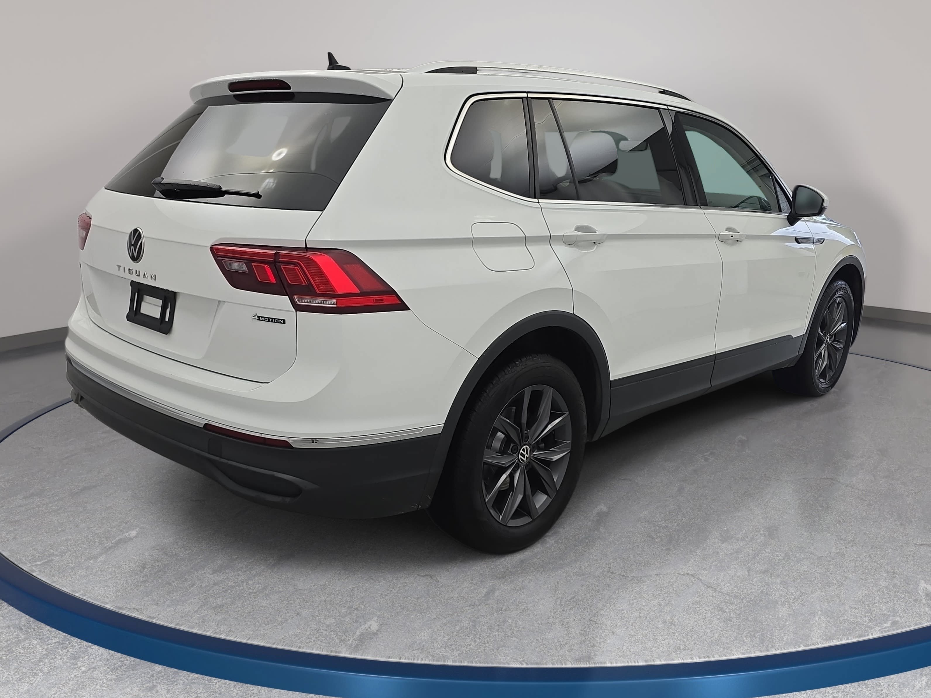 Used 2024 Volkswagen Tiguan SE AWD/4WD image 5