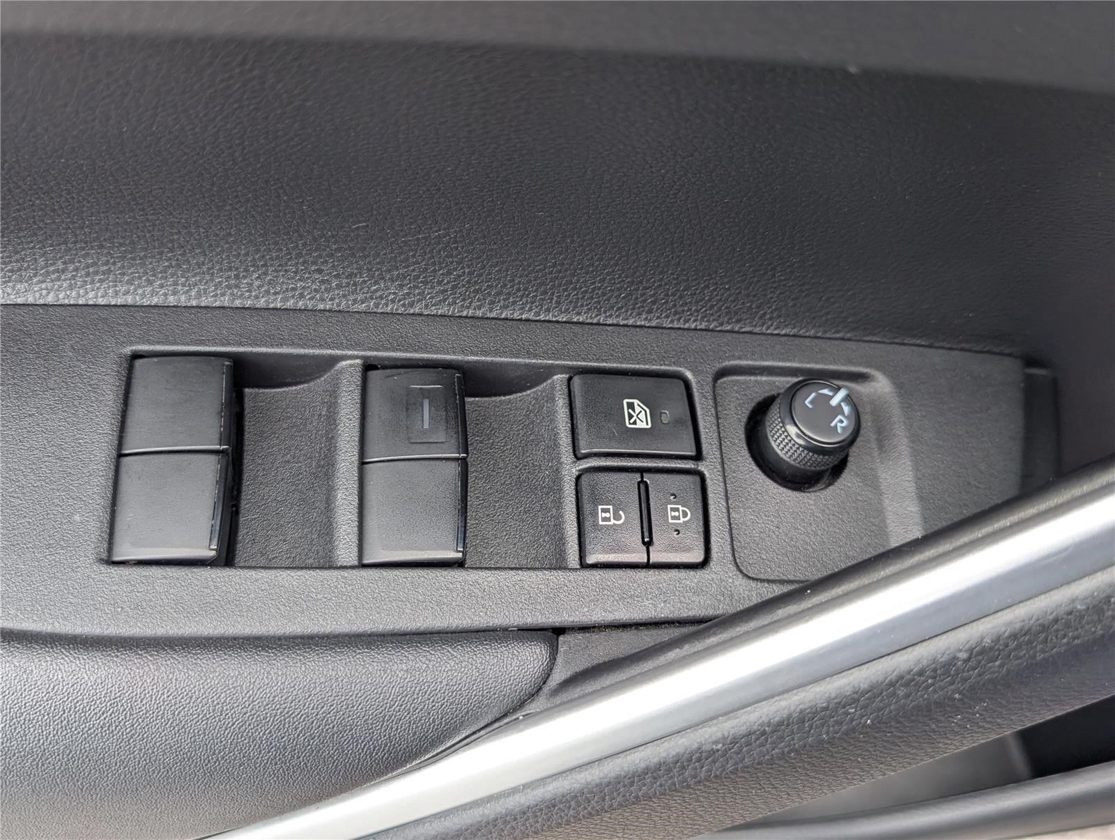 Used 2023 Toyota Corolla Cross LE w/ Moonroof Package AWD/4WD image 19