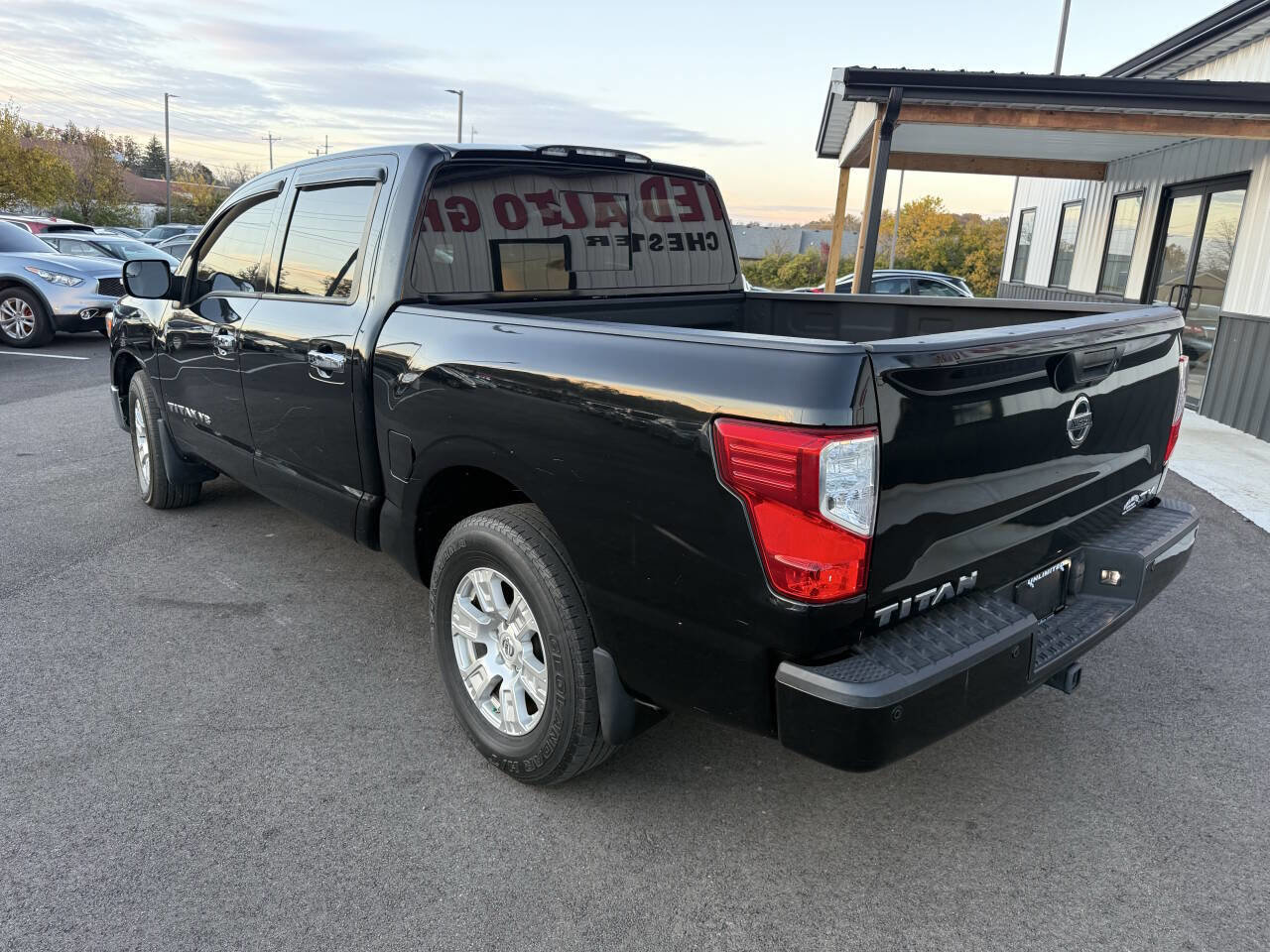 Used 2018 Nissan Titan SV w/ SV Convenience Package RWD image 11