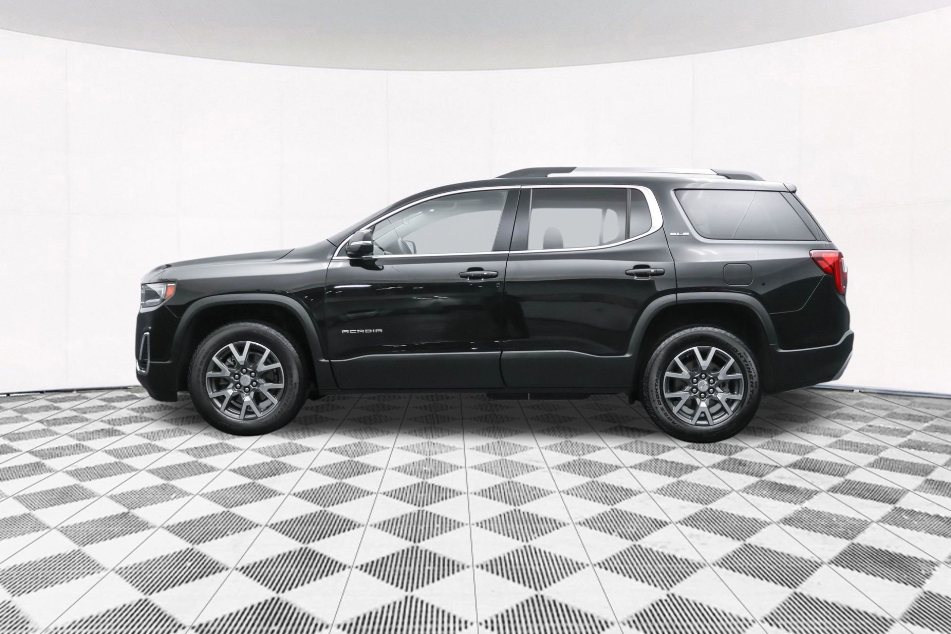 Used 2023 GMC Acadia SLE w/ Driver Convenience Package image 13