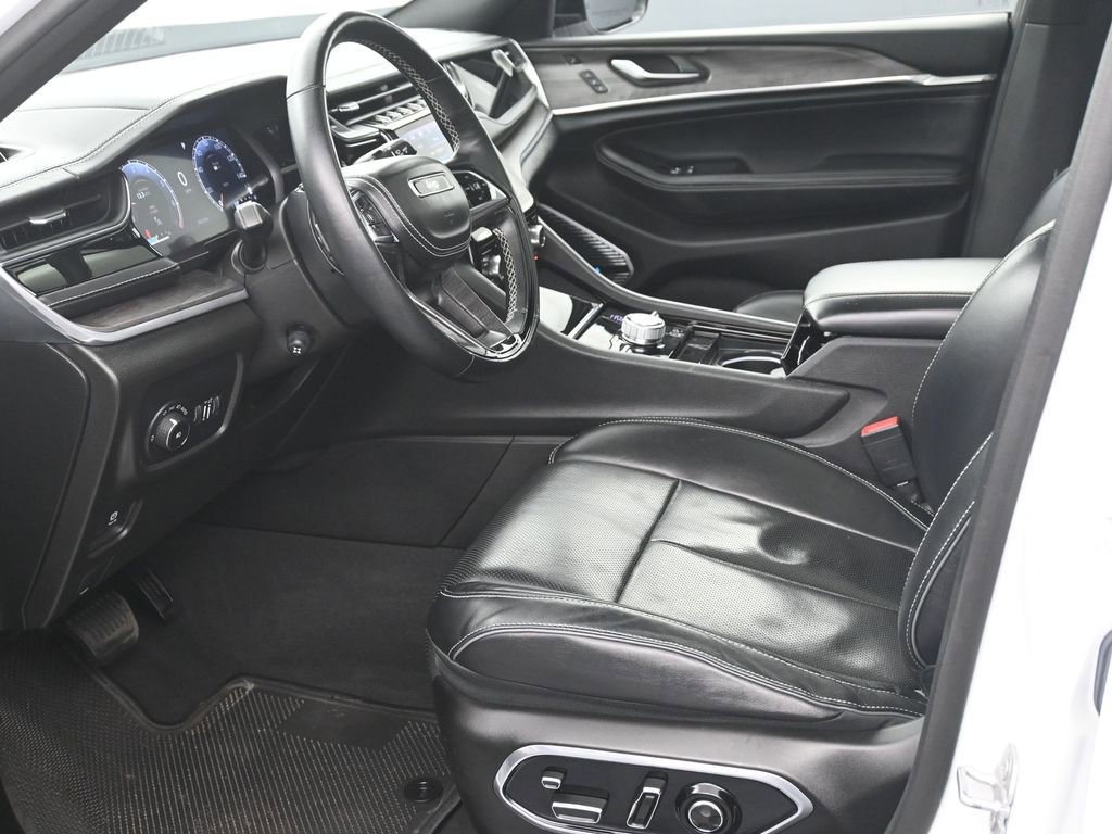 Used 2022 Jeep Grand Cherokee Overland w/ Adv Protech Group III image 10