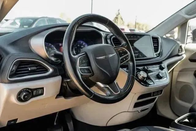 Used 2021 Chrysler Pacifica Touring-L image 17