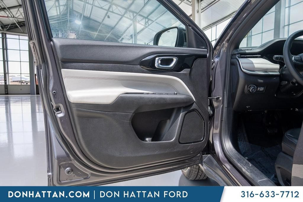 Used 2024 Jeep Compass Limited AWD/4WD image 15