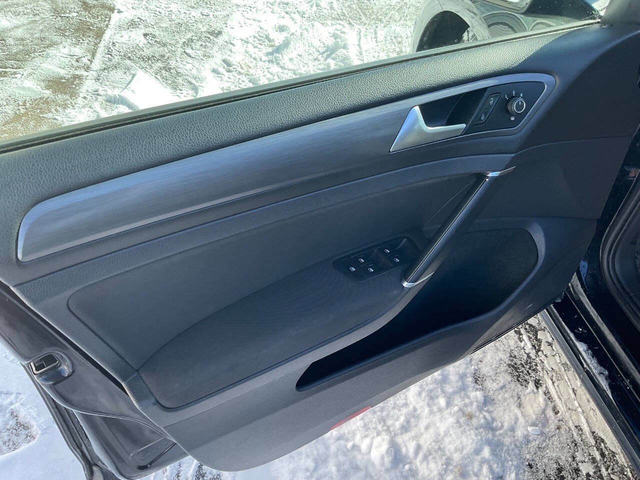 Used 2019 Volkswagen Golf S image 14