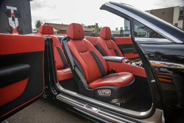 Used 2018 Rolls-Royce Dawn RWD image 4