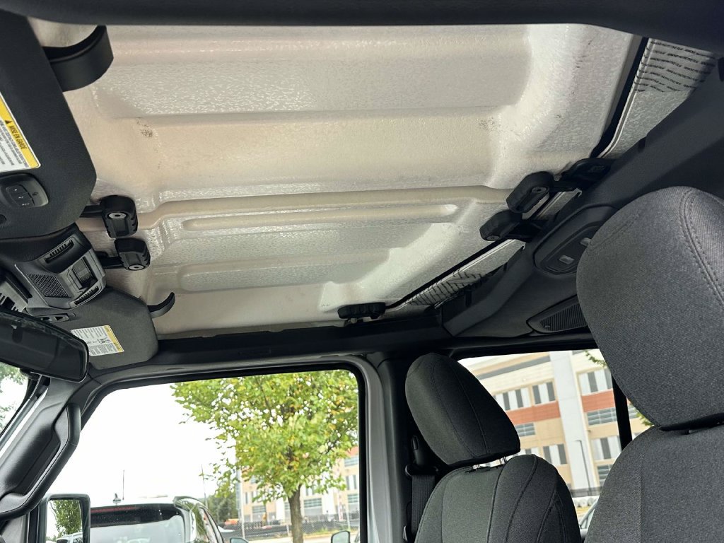 Used 2024 Jeep Wrangler Unlimited w/ Convenience Group AWD/4WD image 4