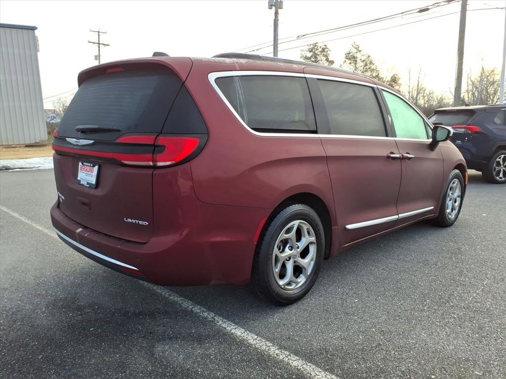 Used 2023 Chrysler Pacifica Limited image 4