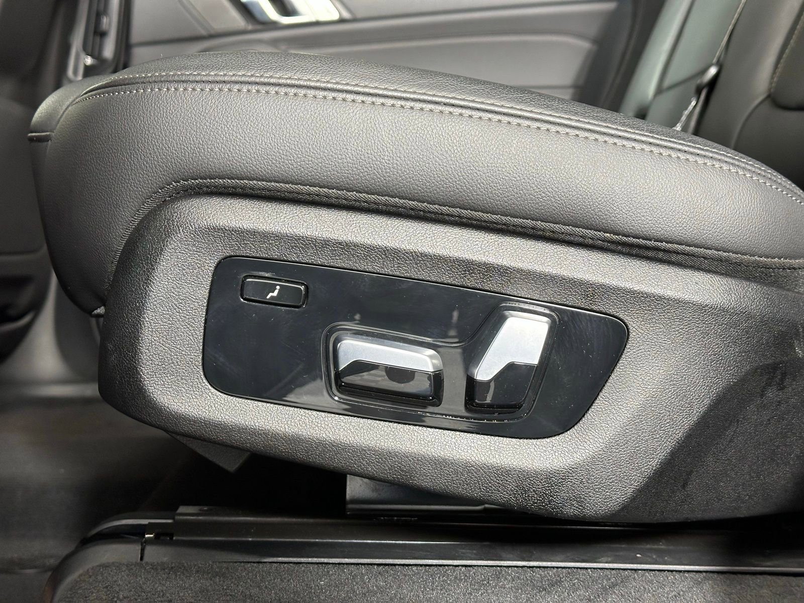 Used 2020 BMW X7 xDrive40i w/ M Sport Package image 36