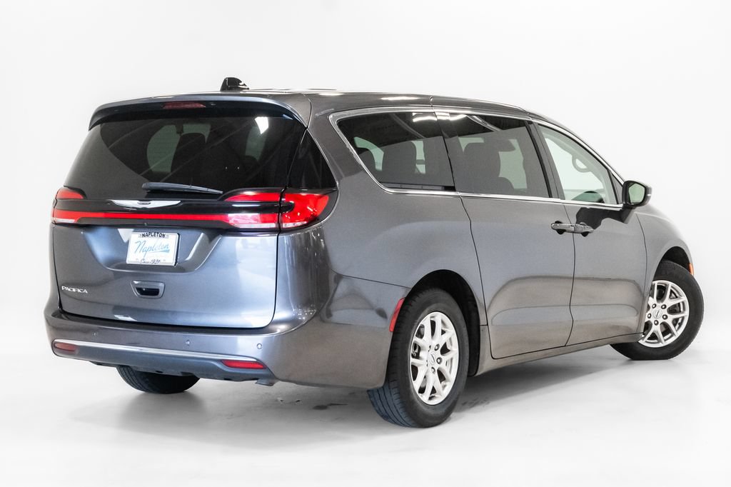 Used 2023 Chrysler Pacifica Touring-L FWD image 28