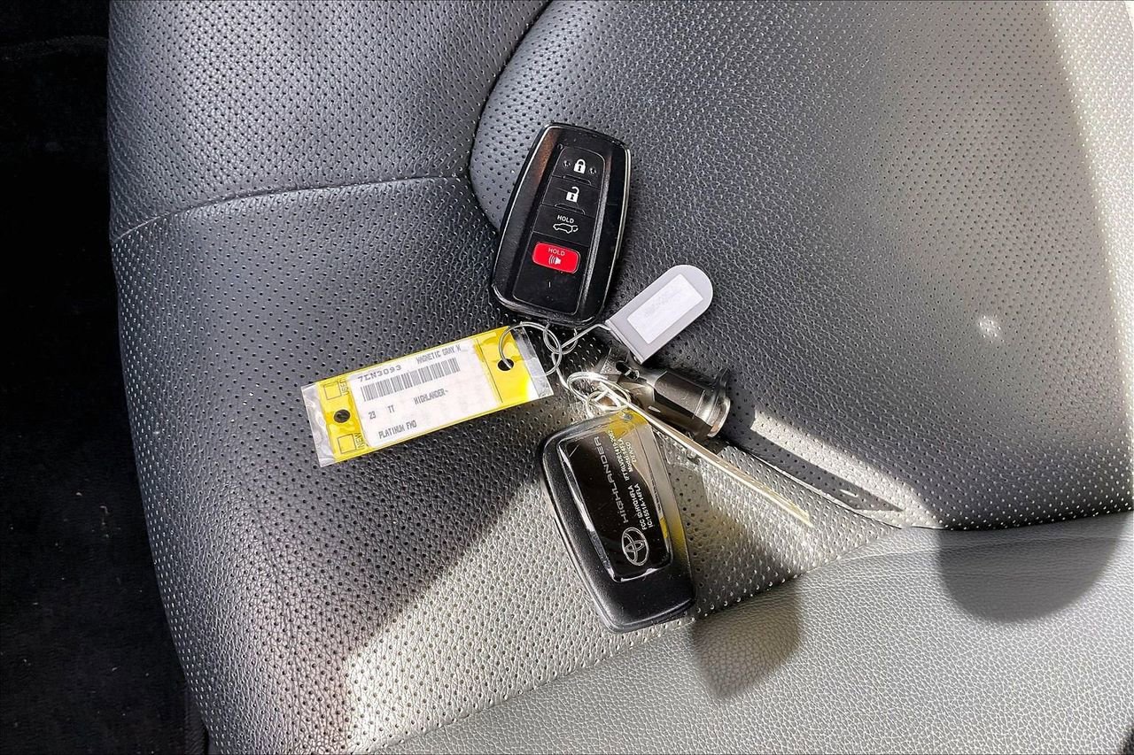 Used 2023 Toyota Highlander Platinum FWD image 35