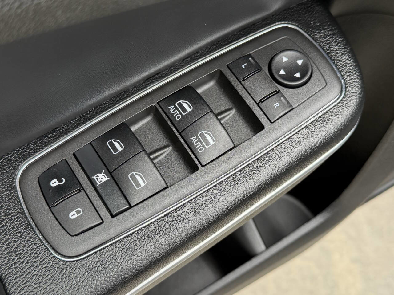 Used 2022 Chrysler 300 S w/ Comfort Group image 17