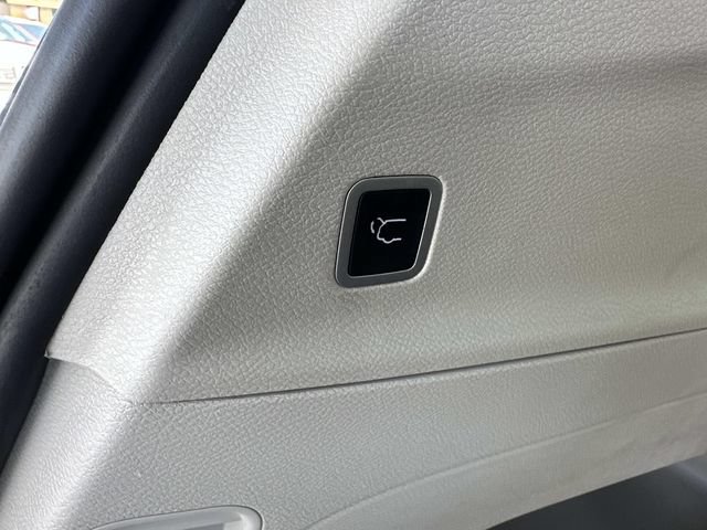 Used 2024 Chrysler Pacifica Touring-L FWD image 16