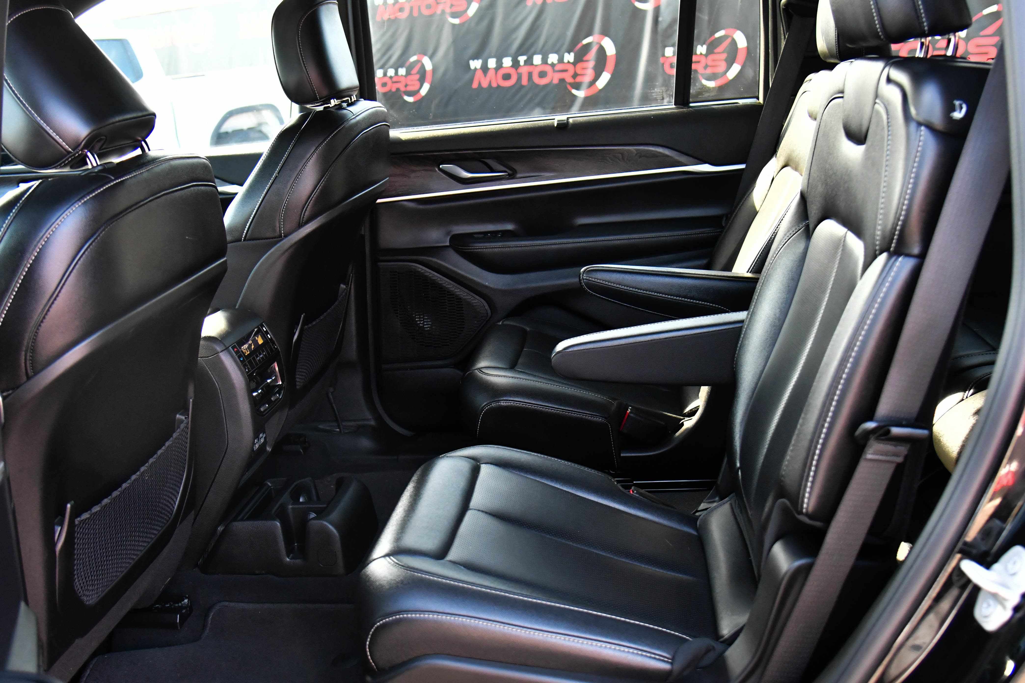 Used 2024 Jeep Grand Cherokee L Limited w/ Luxury Tech Group II image 47