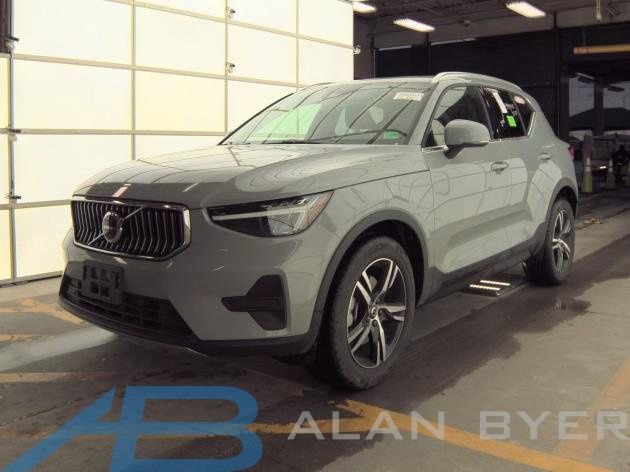 Used 2025 Volvo XC40 B5 Core
