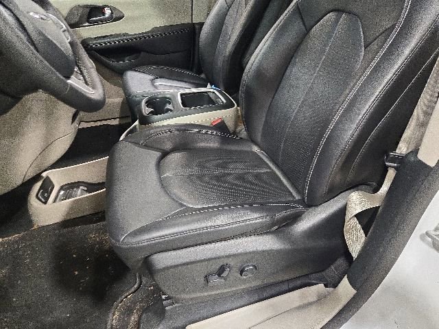 Used 2024 Chrysler Pacifica Touring-L FWD image 13