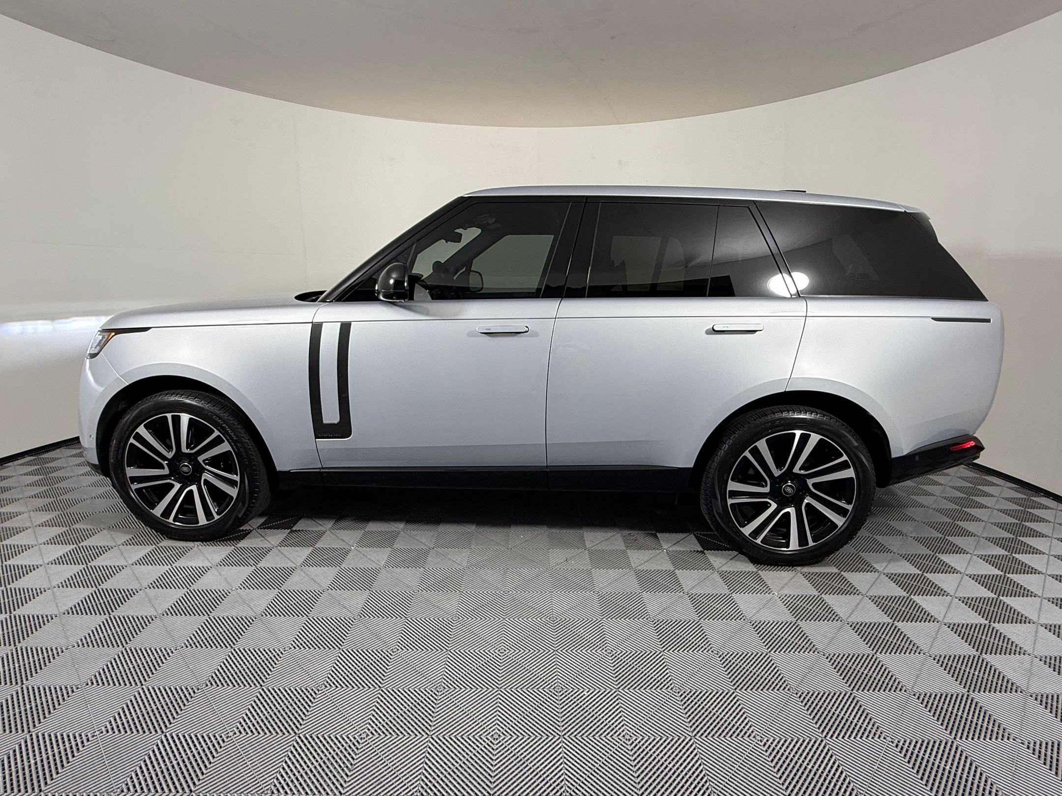 Used 2023 Land Rover Range Rover Autobiography AWD/4WD image 2