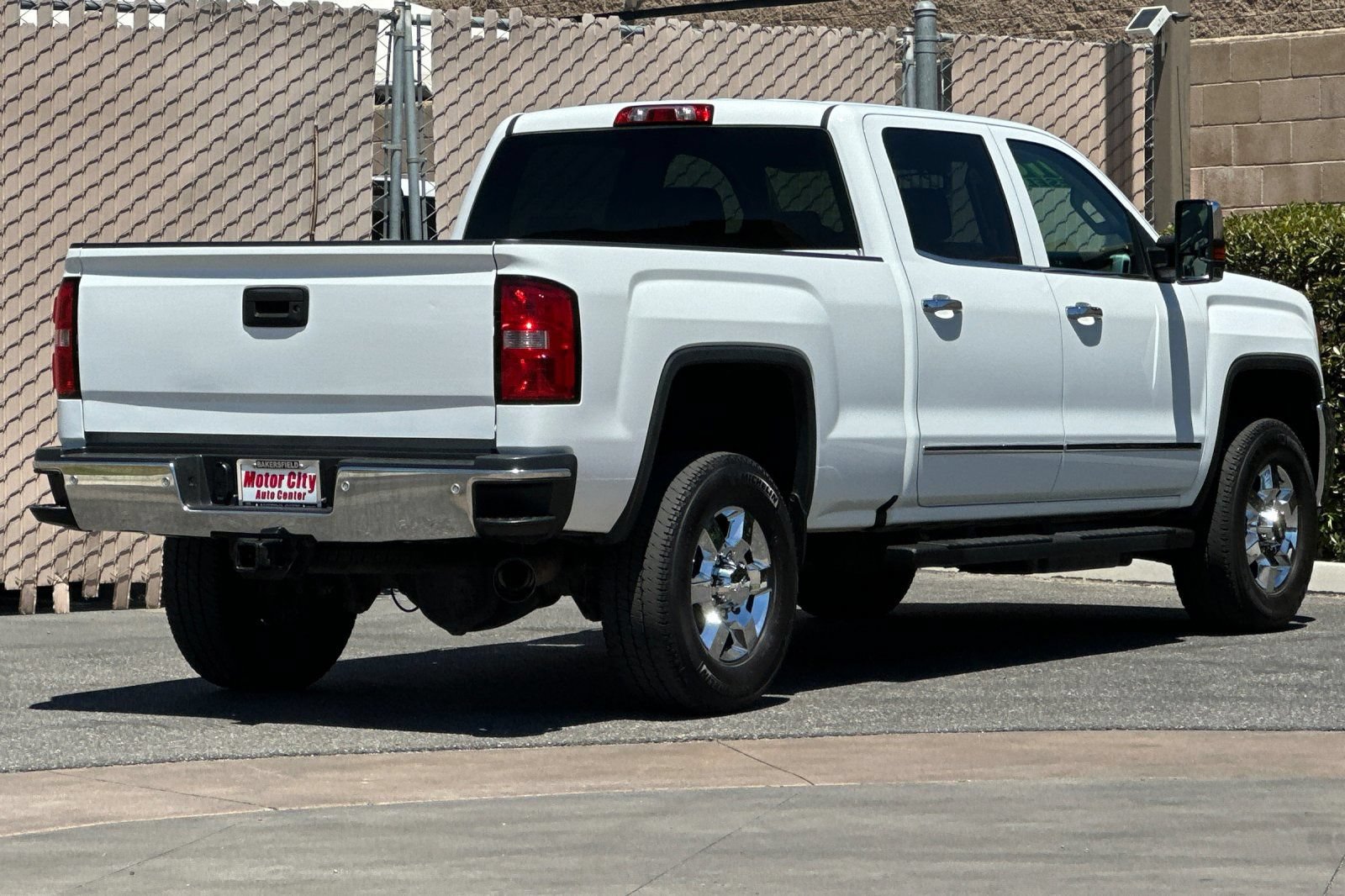 Used 2016 GMC Sierra 2500 SLT w/ Duramax Plus Package RWD image 4