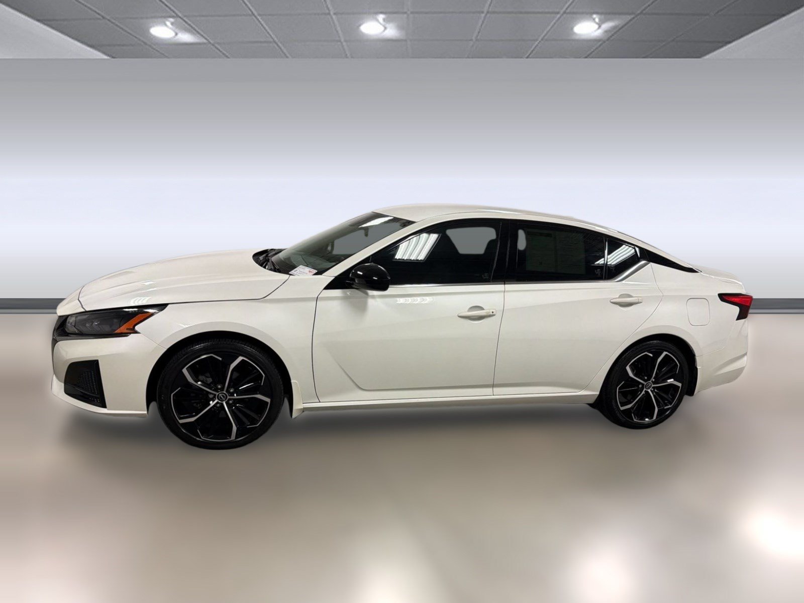 Used 2024 Nissan Altima 2.5 SR FWD image 2