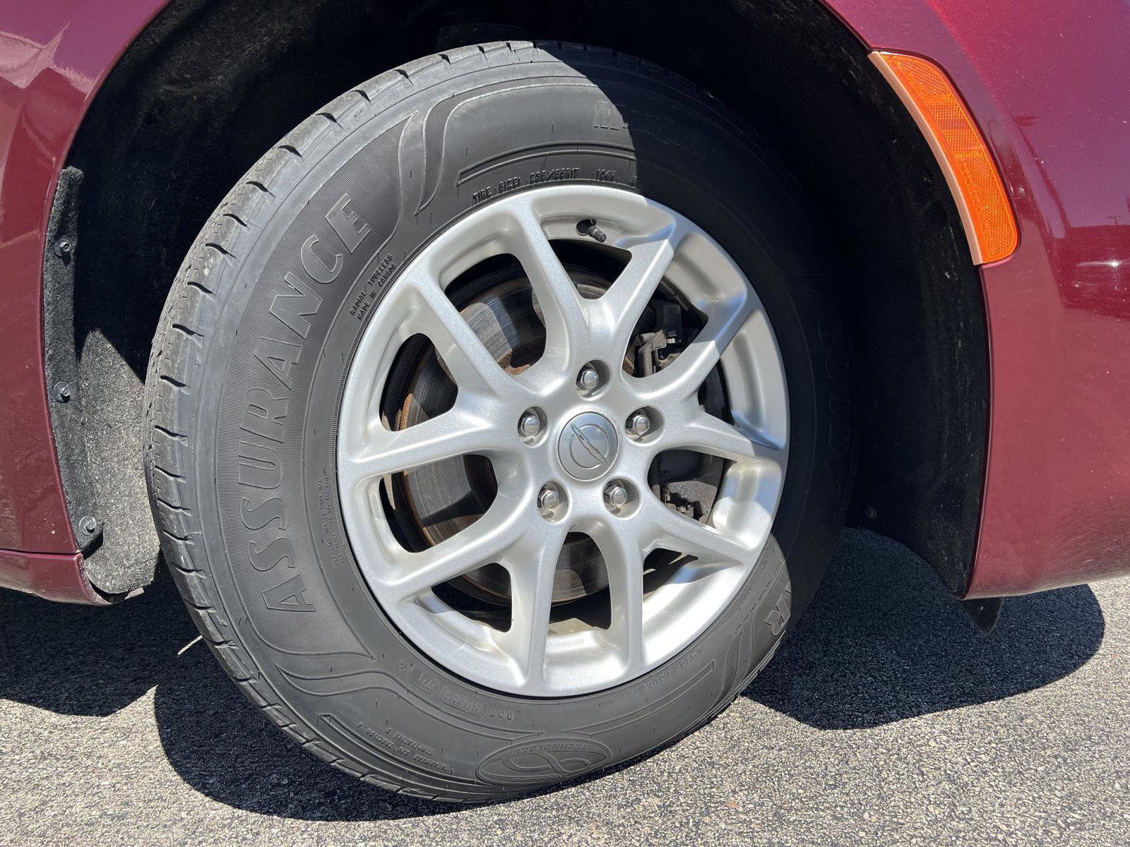 Used 2017 Chrysler Pacifica Touring image 2