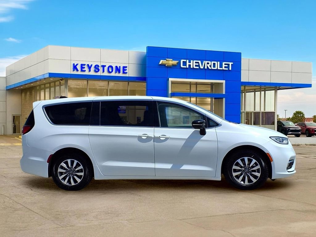Used 2024 Chrysler Pacifica Limited FWD image 8