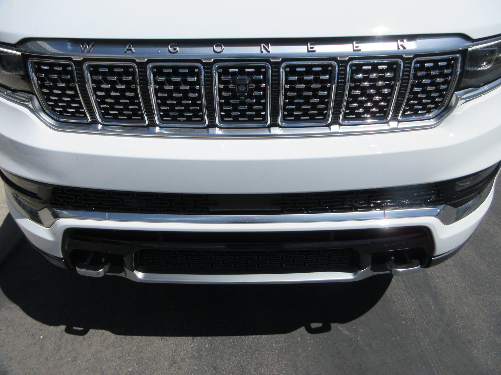 Used 2022 Jeep Grand Wagoneer Series III w/ Rear Seat Video Group 1 AWD/4WD image 17
