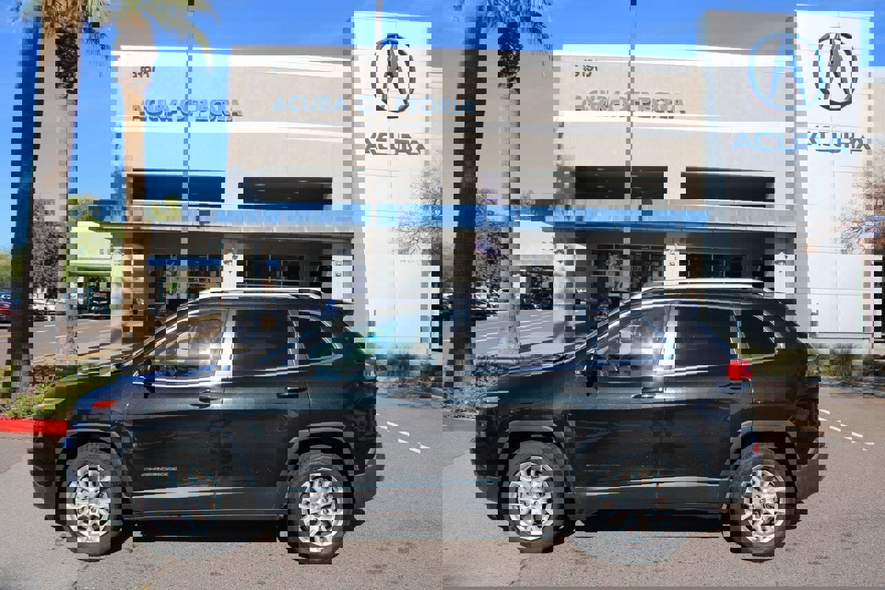 Used 2016 Jeep Cherokee Latitude w/ Cold Weather Group image 2