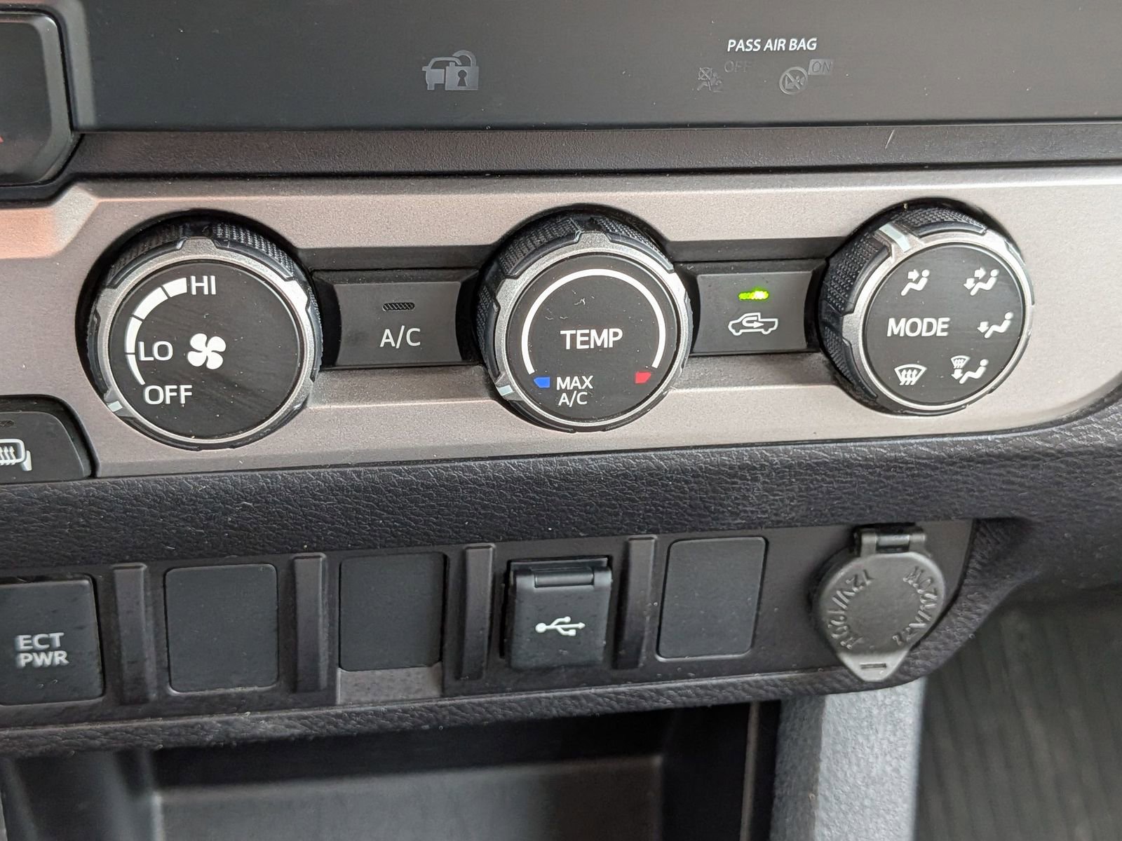 Used 2022 Toyota Tacoma SR5 w/ SR5 Appearance Package (SM) image 24