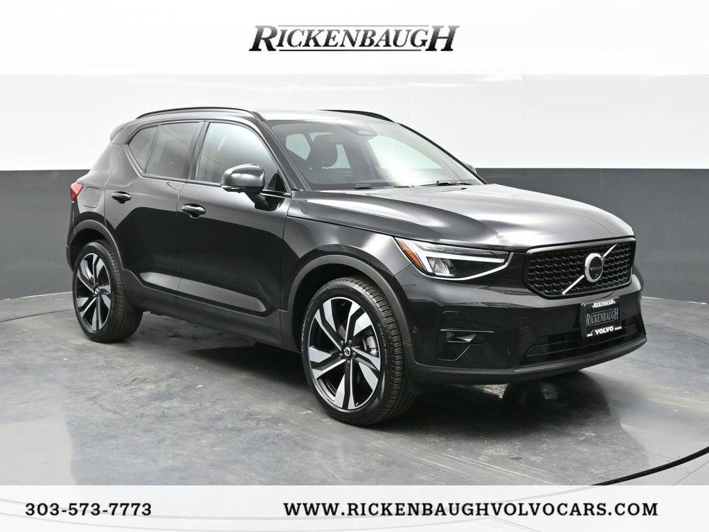 Used 2025 Volvo XC40 B5 Plus image 1
