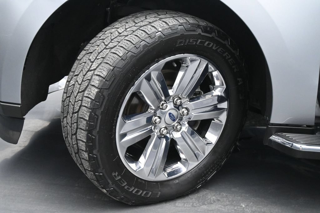 Used 2020 Ford Expedition XLT w/ Equipment Group 202A AWD/4WD image 21