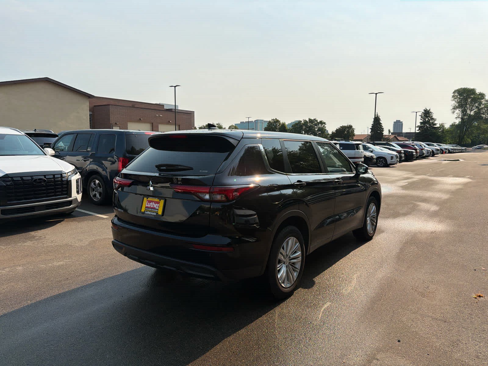 Used 2024 Mitsubishi Outlander ES AWD/4WD image 2