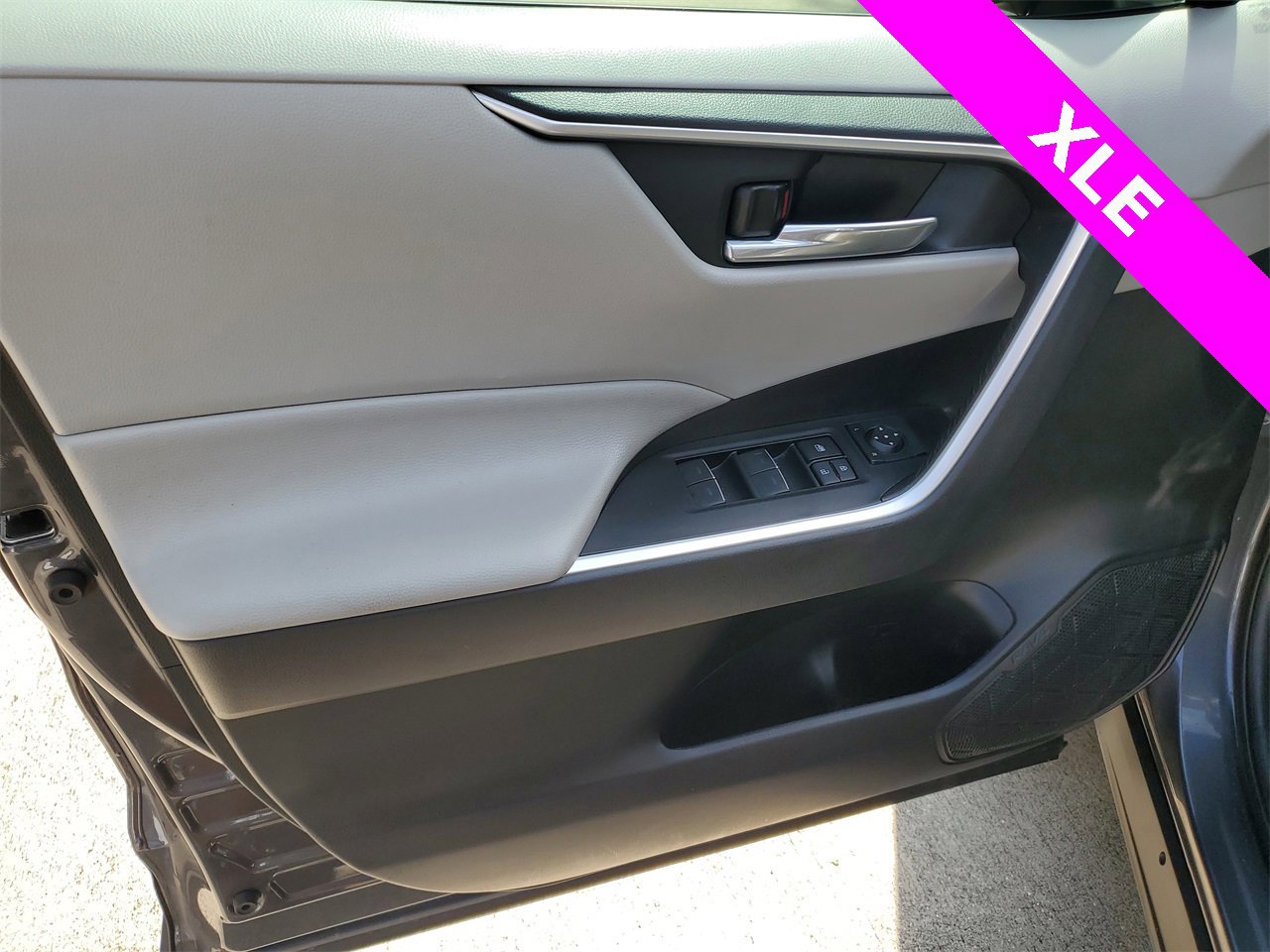 Used 2022 Toyota RAV4 XLE image 18