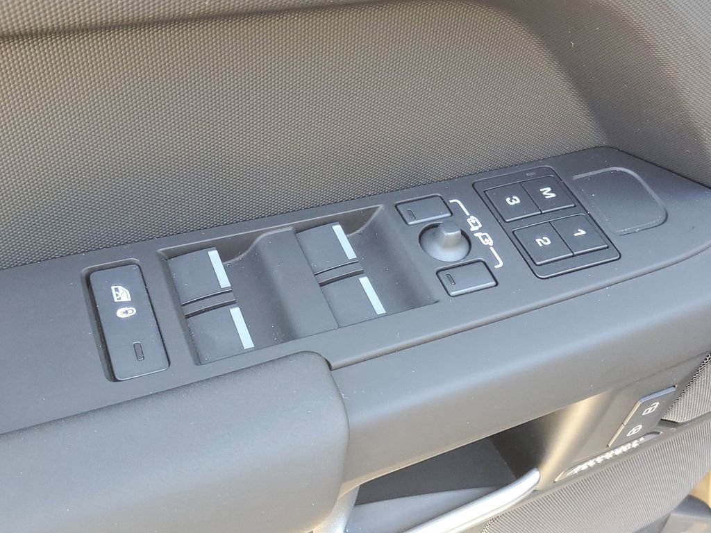 Used 2025 Land Rover Defender 130 X-Dynamic SE AWD/4WD image 9