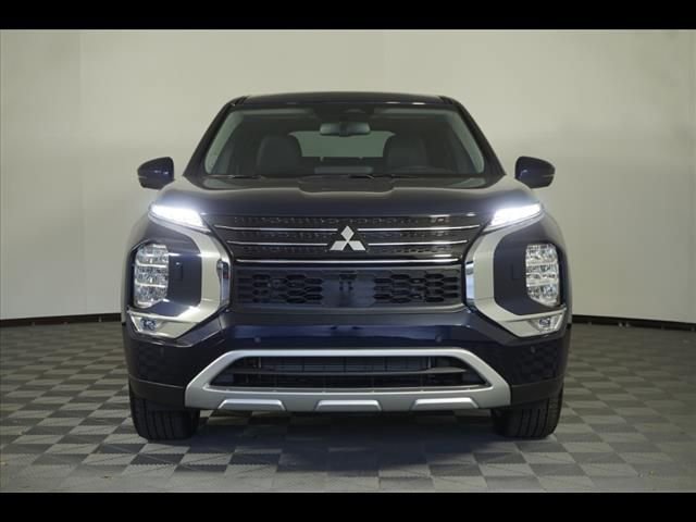Used 2025 Mitsubishi Outlander SE AWD/4WD image 2