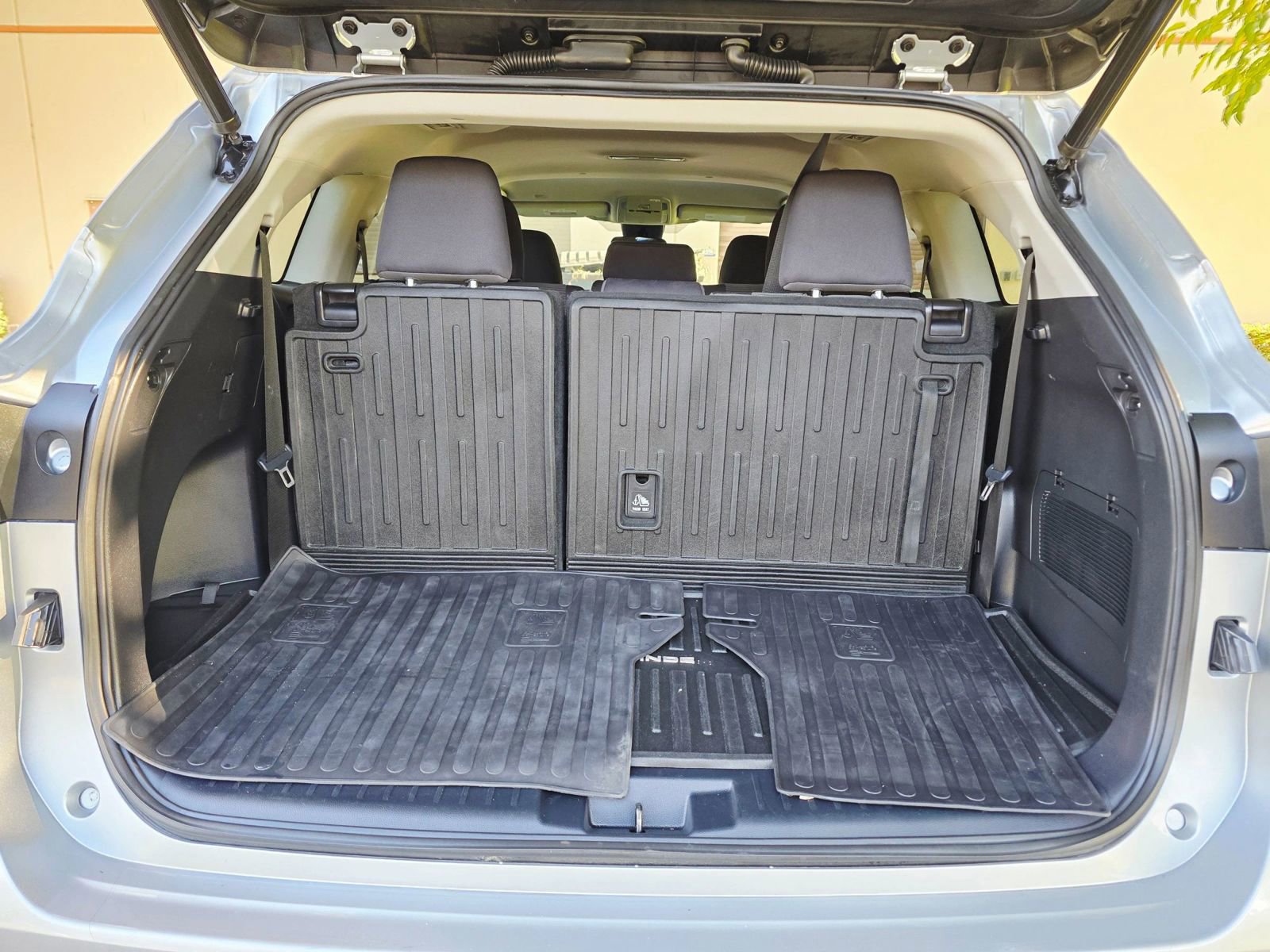Used 2020 Toyota Highlander LE FWD image 44