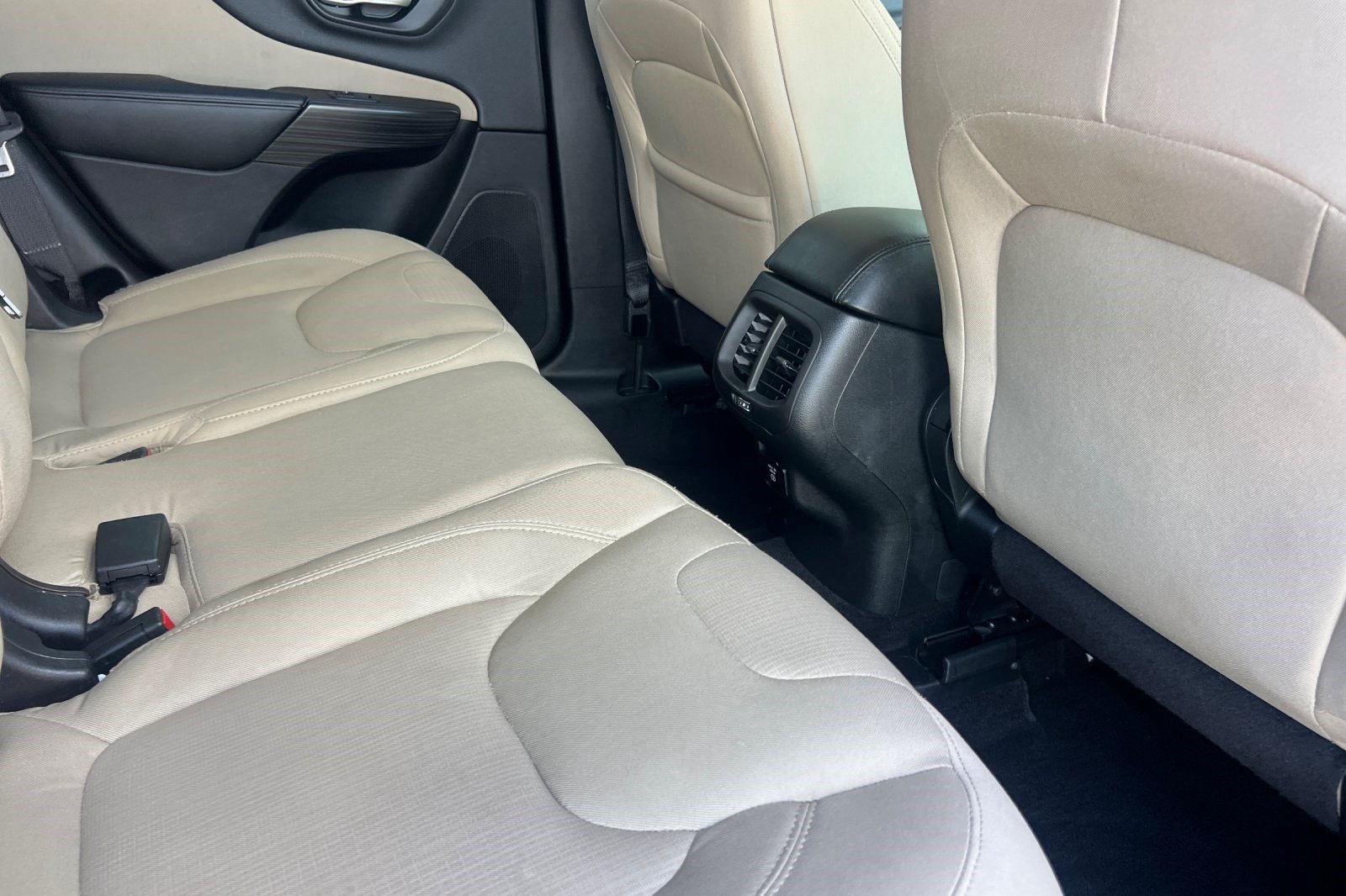 Used 2015 Jeep Cherokee Latitude w/ Comfort/Convenience Group FWD image 31