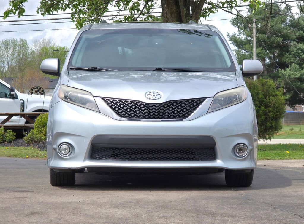 Used 2017 Toyota Sienna SE Premium image 2