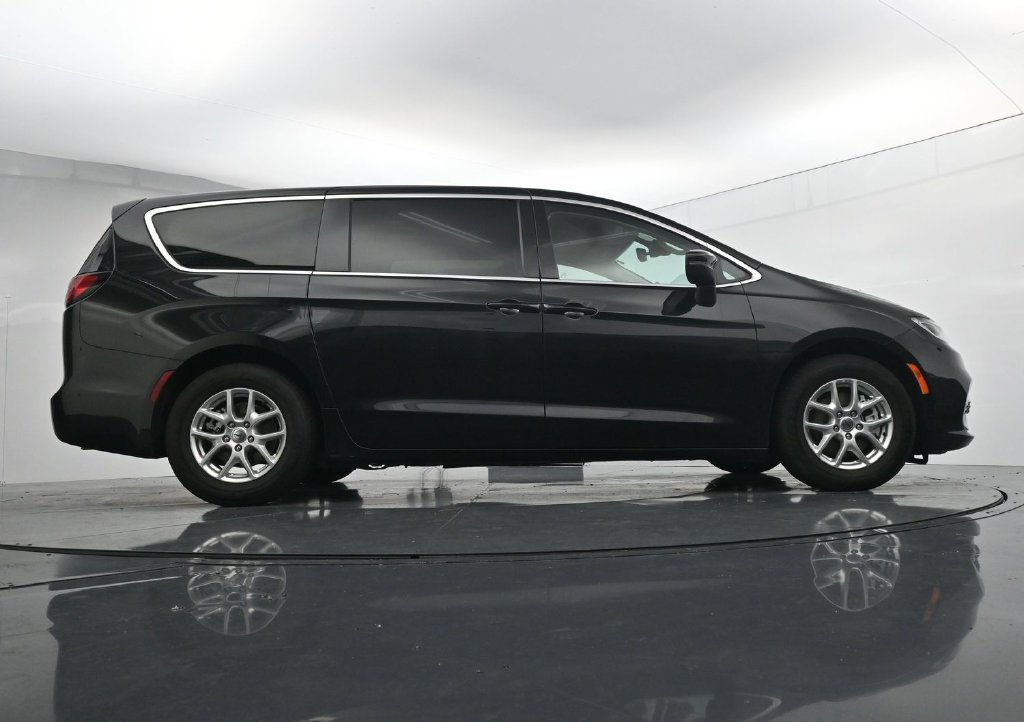 Used 2023 Chrysler Pacifica Touring-L FWD image 38
