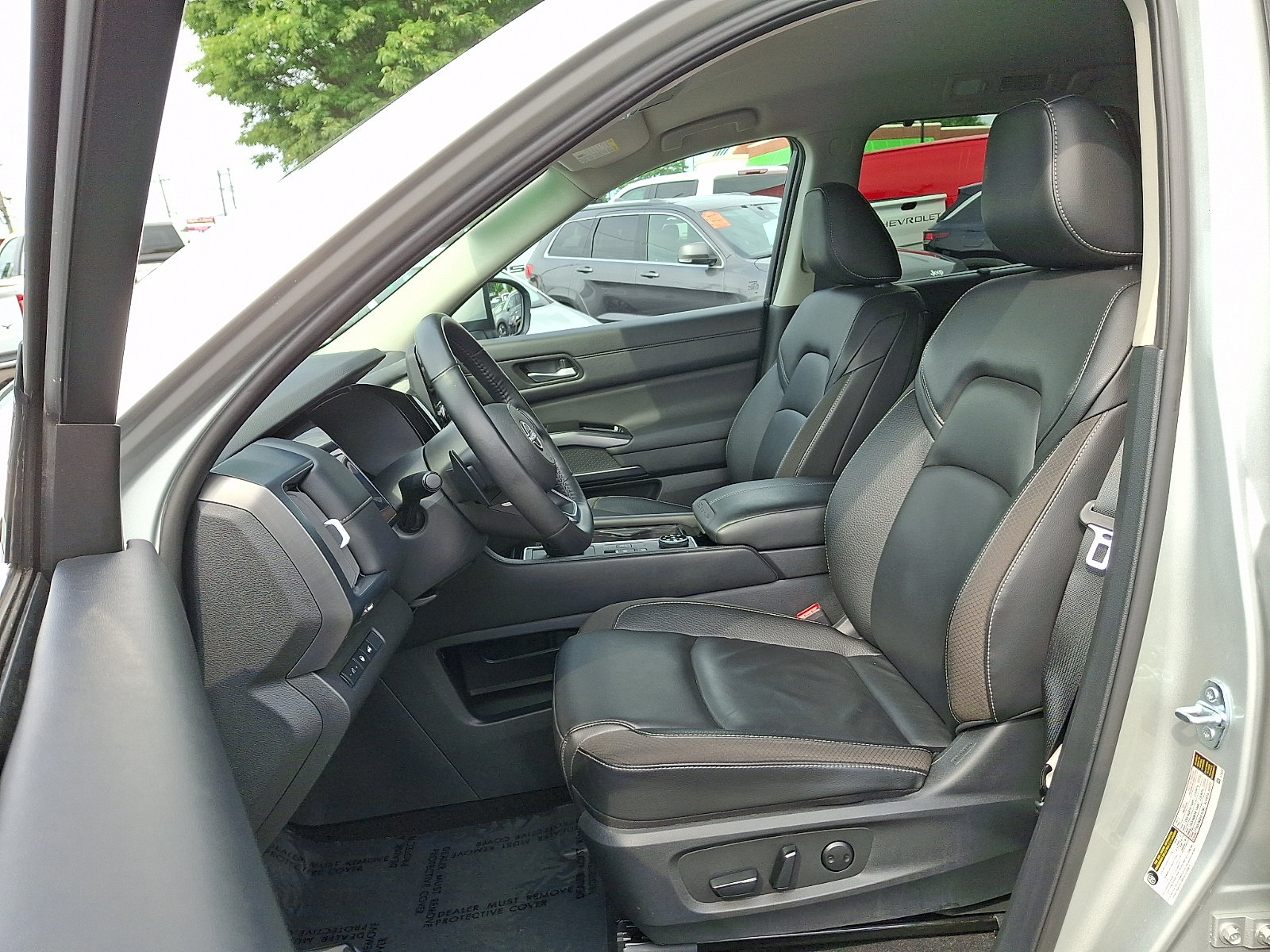 Used 2025 Nissan Pathfinder SL AWD/4WD image 14