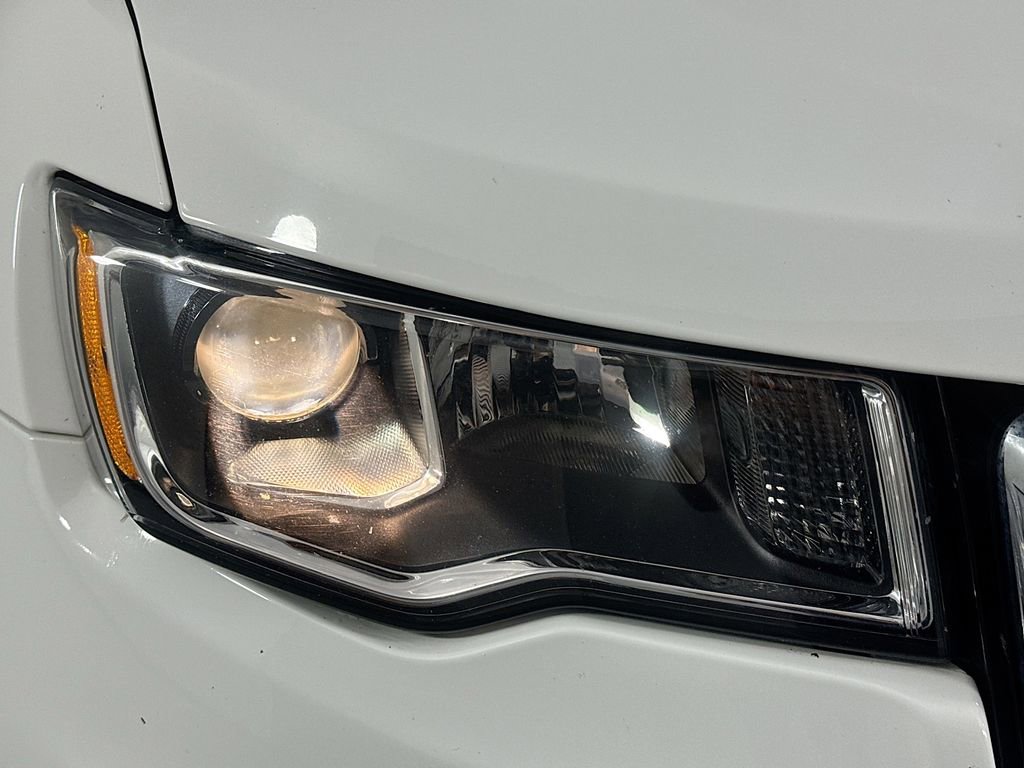 Used 2022 Jeep Grand Cherokee Limited image 40