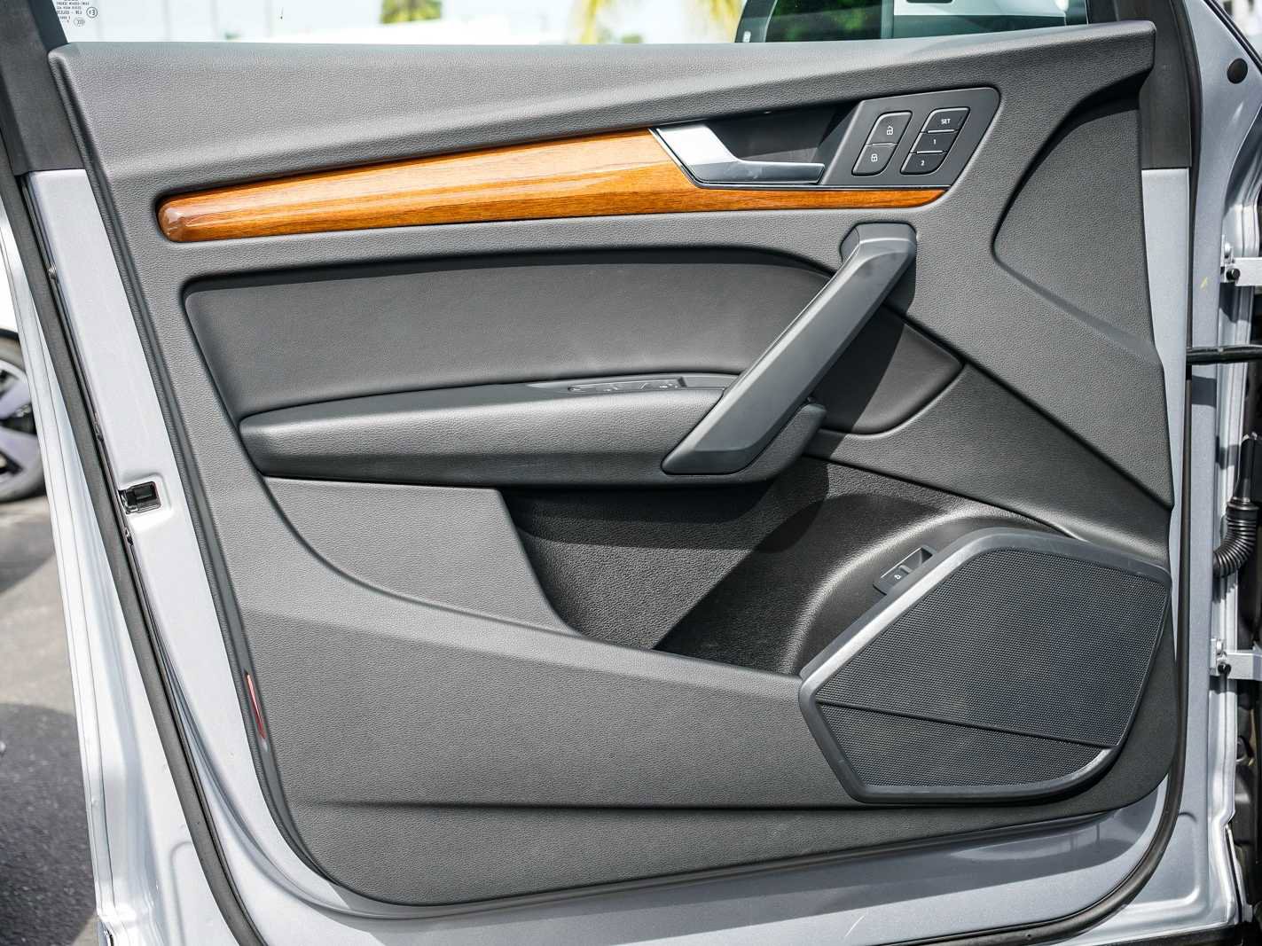 Used 2023 Audi Q5 2.0T Premium w/ Convenience Package image 18