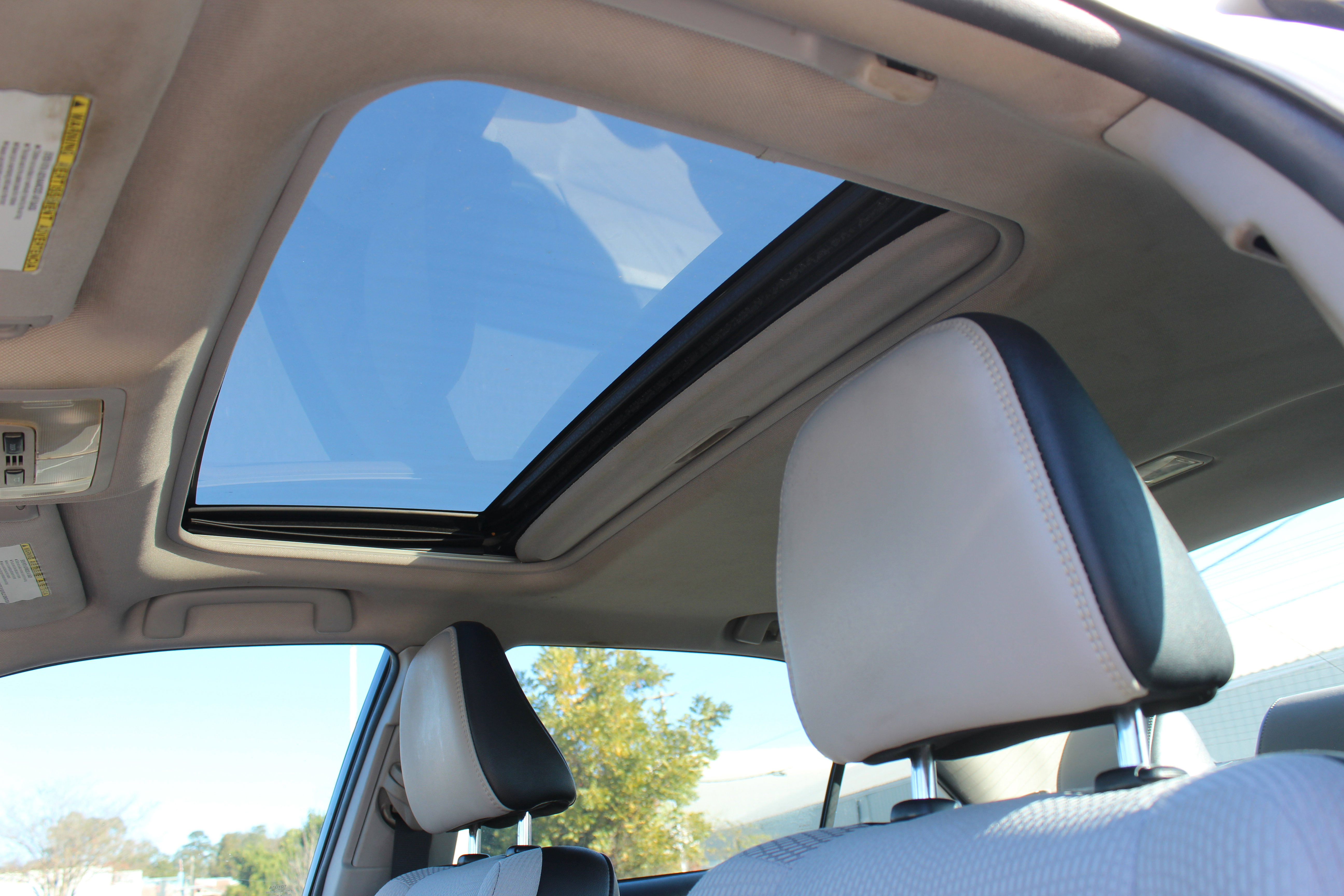 Used 2017 Toyota Camry SE w/ Moonroof Package image 4