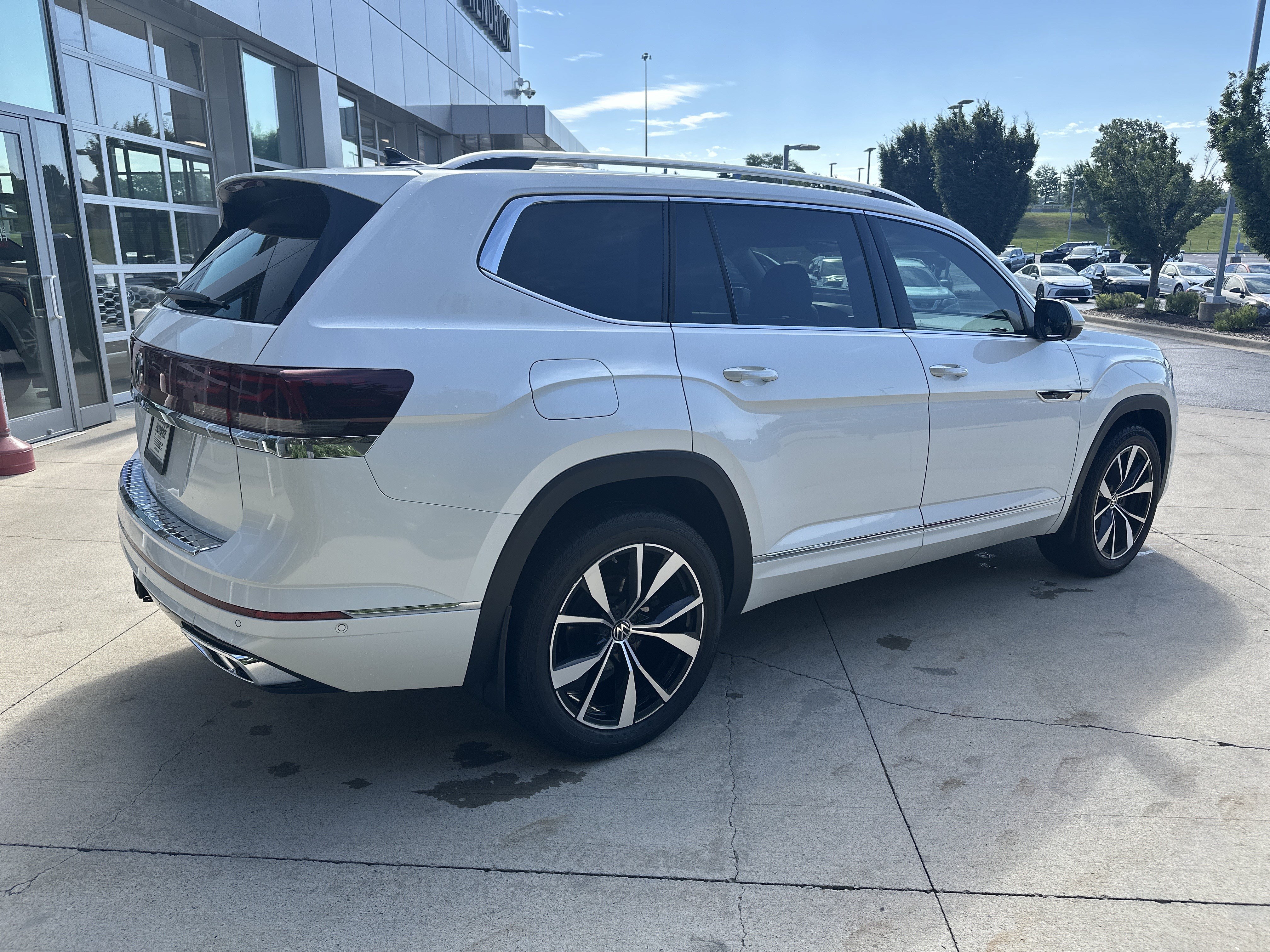 Used 2024 Volkswagen Atlas SEL Premium R-Line AWD/4WD image 6