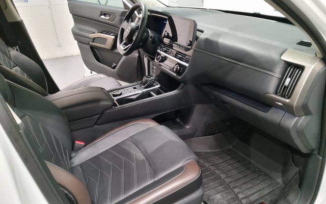 Used 2024 Nissan Pathfinder Platinum image 16