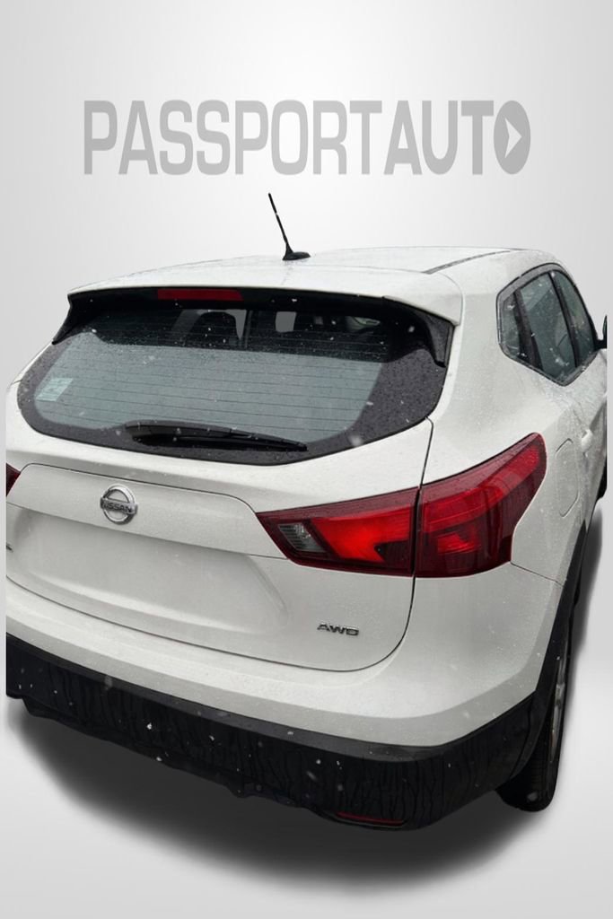 Used 2019 Nissan Rogue Sport S image 2